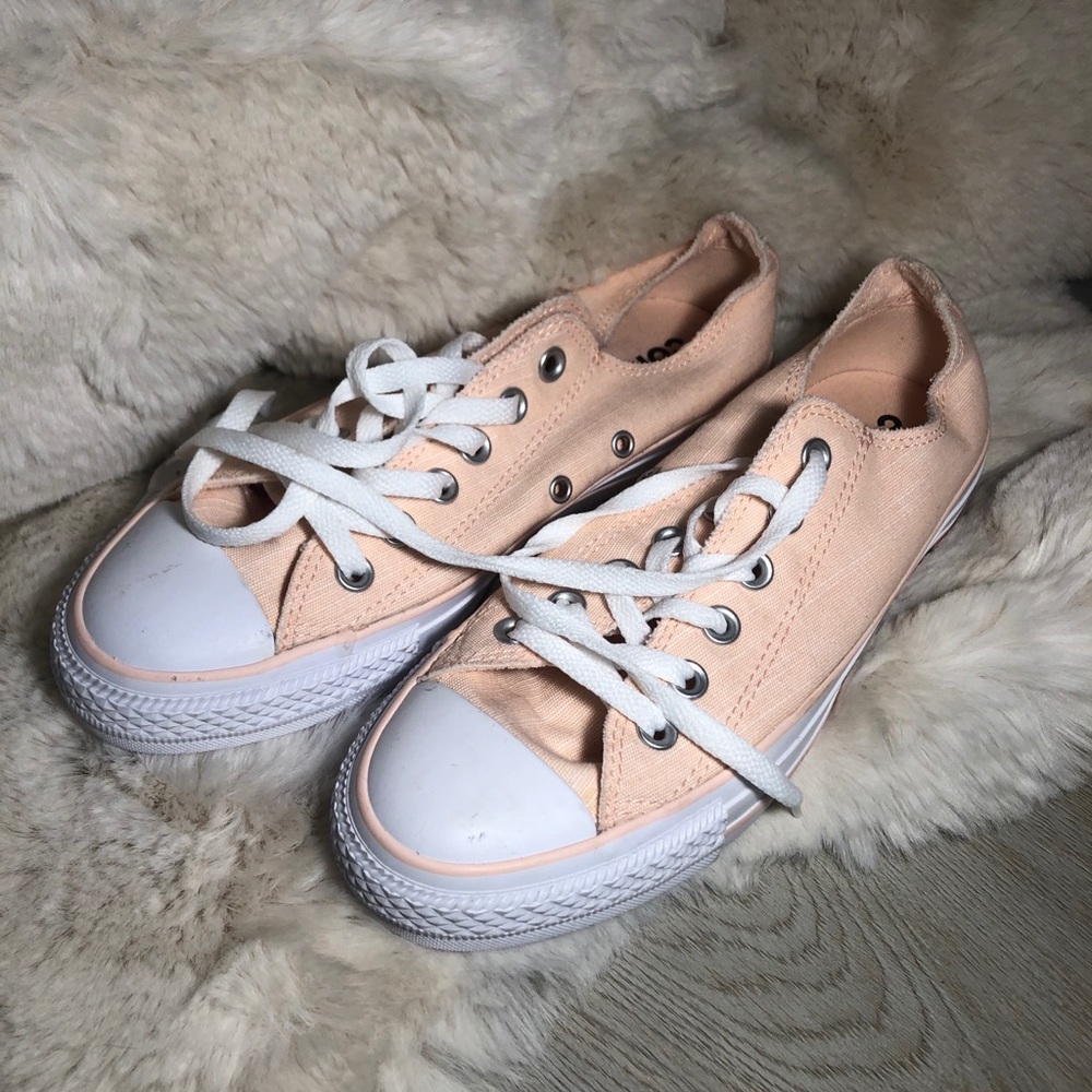 Never worn Womens size 7 converse washed coral